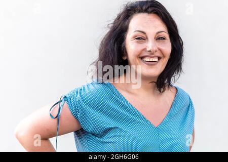 Ritratto di una donna bruna di mezza età Foto Stock