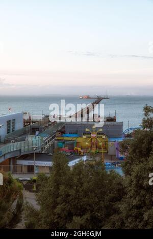 SOUTHEND-ON-SEA, ESSEX, Regno Unito - 29 AGOSTO 2021: Vista panoramica del molo di Southend e dell'Adventure Island alla luce del mattino presto Foto Stock