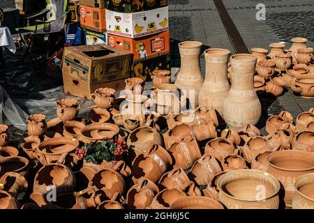 Sibiu City, Romania - 05 settembre 2021. Tradizionale mercato rumeno della ceramica artigianale alla fiera vasai di Sibiu, Romania Foto Stock