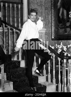 LAURENCE OLIVIER come Tony Cavendish nella presentazione originale del teatro REALE di Londra del 1934 (conosciuta come LA FAMIGLIA REALE negli Stati Uniti nella sua presentazione originale di Broadway del 1927-8) scritta da GEORGE S. KAUFMANN ed EDNA FERBER e diretta da Noel Coward al Lyric Theatre, Shaftesbury Avenue Foto Stock