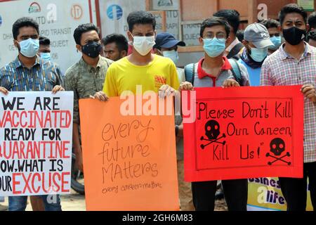 Dhaka, Bangladesh. 05 settembre 2021. DHAKA, BANGLADESH - 5 SETTEMBRE: Studenti del Bangladesh di diverse università cinesi, hanno un cartello durante una protesta, per chiedere l'intervento del governo del Bangladesh per poter tornare in Cina. Gli studenti sono bloccati in Bangladesh e non sono in grado di tornare in Cina, a causa della chiusura delle frontiere da parte della pandemia del coronavirus. Il 5 settembre 2021 a Dhaka, Bangladesh. (Foto di Habibur Rahman/Eyepix Group/Sipa USA) Credit: Sipa USA/Alamy Live News Foto Stock