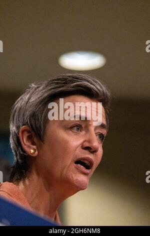 Conferenza stampa del vicepresidente esecutivo Margethe Vestager e del commissario Breton sul piano d'azione sulle sinergie tra le industrie civili, spaziali e della difesa. Bruxelles. Foto Stock