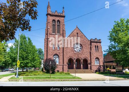 OLEAN, NY, USA-14 AGOSTO 2021: Prima Chiesa Presbiteriana, facciata con campanile. Foto Stock