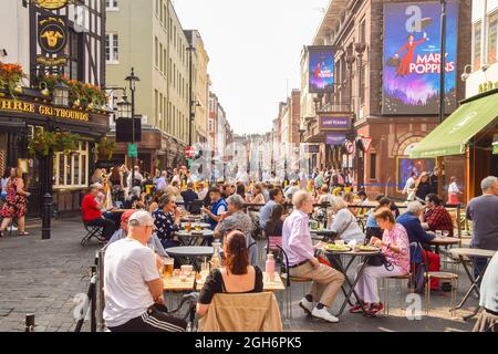 Londra, Regno Unito. 05 settembre 2021. In Old Compton Street si vedono ristoranti e caffetterie affollati come temporanei all'aperto, mentre i posti a sedere di strada continuano a Soho. Diverse strade nel centro di Londra sono state bloccate per il traffico in determinate ore del giorno e nei fine settimana per consentire posti a sedere di strada in bar, caffè e ristoranti durante la pandemia del coronavirus. (Foto di Vuk Valcic/SOPA Images/Sipa USA) Credit: Sipa USA/Alamy Live News Foto Stock