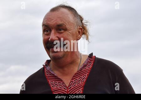 Kramatorsk, Ucraina. 4 settembre 2021. Un uomo visto vestito in un abbigliamento nazionale ucraino (vyshyvanka) durante il festival etnico a Kramatorsk. Il 6° festival etnico dell'arte dilettante dedicato al pittore ucraino di arte popolare e artista di arte ingenua Maria Prymachenko. L'Ucraina è famosa per le sue tradizioni vivaci e la dinamica vita culturale, che attrae sempre più visitatori in questo bellissimo paese. Credit: SOPA Images Limited/Alamy Live News Foto Stock