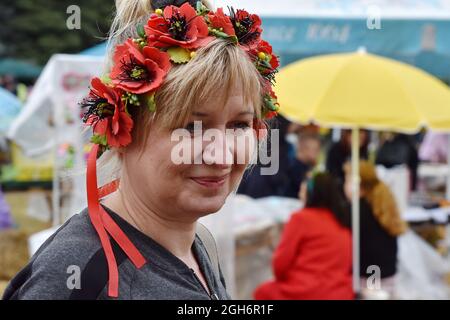 Kramatorsk, Ucraina. 4 settembre 2021. Una donna ha visto indossare un archetto nazionale ucraino con fiori durante il festival etnico a Kramatorsk. Il 6 ths festival etnico dell'arte dilettante dedicato al pittore ucraino di arte popolare e artista di arte ingenua Maria Prymachenko. L'Ucraina è famosa per le sue tradizioni vivaci e la dinamica vita culturale, che attrae sempre più visitatori in questo bellissimo paese. Credit: SOPA Images Limited/Alamy Live News Foto Stock