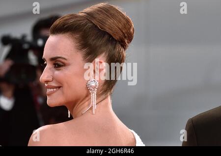 Venezia, Italia. 4 settembre 2021. VENEZIA, ITALIA - SETTEMBRE 04 Penelope Cruz partecipa al tappeto rosso del film 'Last Night in Soho' durante il 78° Festival Internazionale del Cinema di Venezia, il 04 Settembre 2021 a Venezia, Italia. Credit: dpa/Alamy Live News Foto Stock