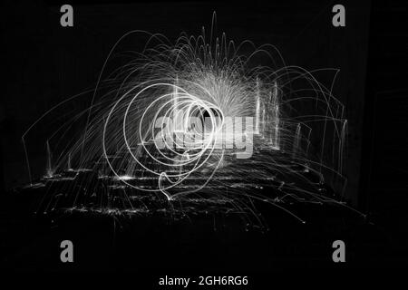 Un'illustrazione di linee bianche, spirali, quadrati, cerchi su sfondo nero Foto Stock