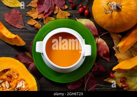 Zuppa di zucca in un recipiente di ceramica Foto Stock