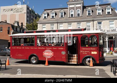 Autobus tour in tram rosso parcheggiato sulla strada a Kingston Ontario Canada Foto Stock