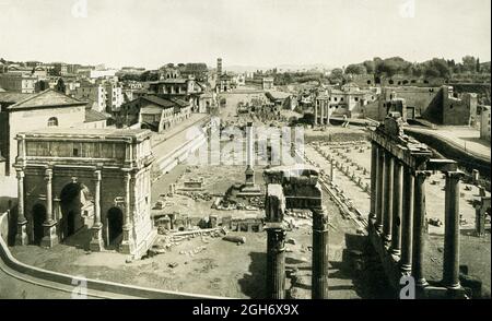 Nell'antica Roma, il foro era il mercato e il luogo d'incontro e consisteva in una piazza aperta circondata da edifici pubblici. Il forum più conosciuto è quello di Roma, qui raffigurato in una fotografia del 1910. L'orientamento è rivolto verso ovest. Le tre colonne in piedi nel centro erano una volta parte del Tempio di Castor e Pollux. Di fronte a loro si trovano i resti della casa delle Vergini Vestali. Dietro si trova la Basilica Giuliana. A destra si trova la Sacra Via Foto Stock