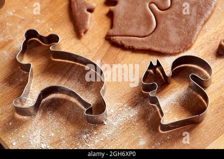 Taglierine per biscotti e pasta per pasticceria pronte per preparare biscotti fatti in casa di pan di zenzero di Natale Foto Stock