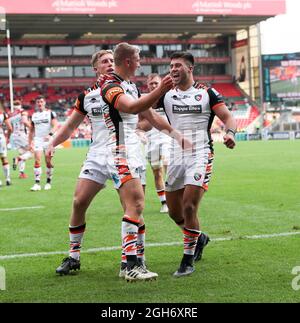 4.9.2021 Leicester, Inghilterra. Unione di Rugby. Jack van Poortvliet of Tigers segna nel 29° minuto e si congratula con il compagno di squadra Dan Kelly durante la partita amichevole della Gallagher Premiership giocata tra Leicester Tigers e Newport Welsh Dragons al Mattioli Woods Welford Road Stadium di Leicester. © Phil Hutchinson/Alamy Live News Foto Stock