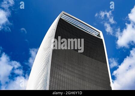 Londra, Inghilterra - Agosto 2021: Cima del grattacielo in Fenchurch Street conosciuta come l'edificio Walkie Talkie Foto Stock