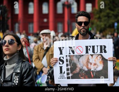 Kiev, Ucraina. 05 settembre 2021. Un attivista per la protezione degli animali tiene un cartello durante un raduno a Kiev.A Kiev si è svolta una marcia per i diritti degli animali, sotto lo slogan "proteggere i deboli è il business dei forti” per attirare l'attenzione delle autorità sulla necessità di proteggere gli animali. Gli attivisti per i diritti degli animali chiedono il divieto di caccia, di sperimentazione animale di cosmetici e prodotti chimici per la casa, e la chiusura di giardini zoologici, allevamenti di pellicce e dolfinario. Credit: SOPA Images Limited/Alamy Live News Foto Stock