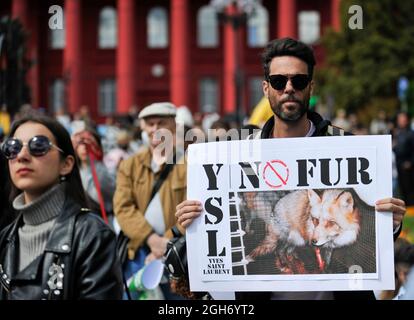 Kiev, Ucraina. 05 settembre 2021. Un attivista per la protezione degli animali tiene un cartello durante un raduno a Kiev.A Kiev si è svolta una marcia per i diritti degli animali, sotto lo slogan "proteggere i deboli è il business dei forti” per attirare l'attenzione delle autorità sulla necessità di proteggere gli animali. Gli attivisti per i diritti degli animali chiedono il divieto di caccia, di sperimentazione animale di cosmetici e prodotti chimici per la casa, e la chiusura di giardini zoologici, allevamenti di pellicce e dolfinario. (Foto di Sergei Chuzavkov/SOPA Images/Sipa USA) Credit: Sipa USA/Alamy Live News Foto Stock