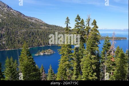 Vista panoramica di Fannette Island in Emerald Bay, South Lake Tahoe, California Foto Stock