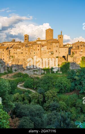 Vista panoramica di Vitorchiano nel tardo pomeriggio. Lazio, Italia centrale. Foto Stock