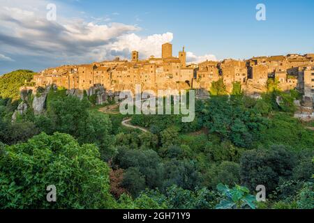 Vista panoramica di Vitorchiano nel tardo pomeriggio. Lazio, Italia centrale. Foto Stock