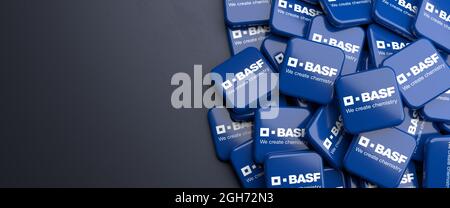 Logo del produttore chimico tedesco BASF su un mucchio su un tavolo. Spazio di copia. Formato banner Web. Foto Stock