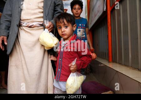 Sanaa, Yemen. 5 settembre 2021. La gente riceve pasti gratuiti presso un centro di beneficenza a Sanaa, Yemen, il 5 settembre 2021. Credit: Nyooooooooooooooooooooooooooooo Foto Stock