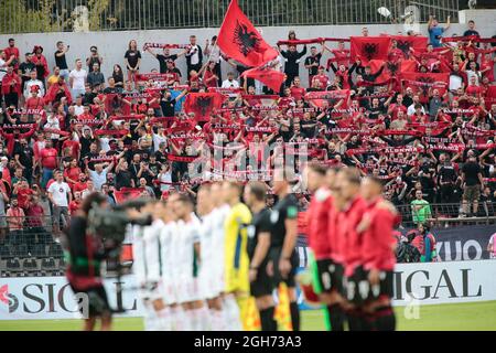 Albania. 05 settembre 2021. Tifosi albanesi durante la Coppa del mondo FIFA Qualifiers , Qatar 2022, partita di calcio tra le squadre nazionali di Albania e Ungheria il 05 settembre 2021 a Elbasan Arena - Albania - Foto Nderim Kaceli Credit: Nderim Kaceli/Alamy Live News Foto Stock