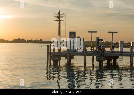 Lignano Sabbiadoro, Italia (3 settembre 2021) - Stazione petrolifera per navi e imbarcazioni sulla foce del fiume Tagliamento sul mare Adriatico Foto Stock