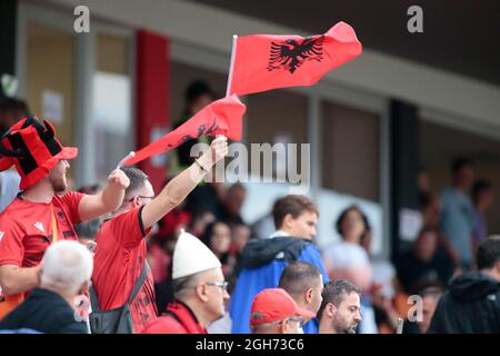 Albania. 05 settembre 2021. Tifosi albanesi durante la Coppa del mondo FIFA Qualifiers , Qatar 2022, partita di calcio tra le squadre nazionali di Albania e Ungheria il 05 settembre 2021 a Elbasan Arena - Albania - Foto Nderim Kaceli Credit: Nderim Kaceli/Alamy Live News Foto Stock