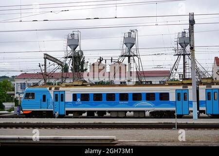 Simferopol, Crimea-Giugno, 6, 2021: Paesaggio con vista sulla stazione ferroviaria e dei trasporti Foto Stock