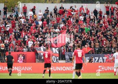 Albania. 05 settembre 2021. Tifosi albanesi durante la Coppa del mondo FIFA Qualifiers , Qatar 2022, partita di calcio tra le squadre nazionali di Albania e Ungheria il 05 settembre 2021 a Elbasan Arena - Albania - Foto Nderim Kaceli Credit: Nderim Kaceli/Alamy Live News Foto Stock