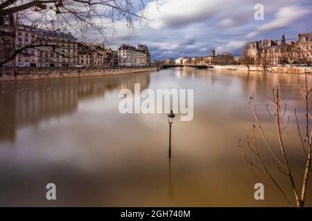 Parigi, Francia - 4 febbraio 2021: Vista dell'alluvione di Parigi con l'aumento della Senna e l'avvicinamento al livello record. Foto Stock