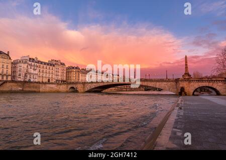 Parigi, Francia - 4 febbraio 2021: Vista dell'alluvione di Parigi con l'aumento della Senna e l'avvicinamento al livello record. Foto Stock