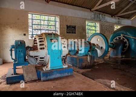 Cassilandia, Mato Grosso do sul, Brasile - 09 03 2021: Sala macchine della piccola centrale idroelettrica abbandonata nella caduta del fiume apore nel reggiseno Foto Stock