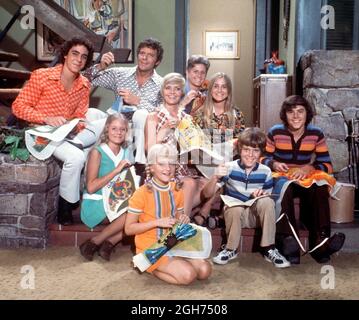 1969 - 1974 , USA : publicità ancora con il cast di Paramount Television serial IL BUNCH BRADY ( la famiglia Brady , 1969 - 1974 ) fare tutti i ricami e le ricami , con la madre Florence Henderson , il padre Robert Reed ( 1932 - 1992 ), La governante Ann B. Davis ( 1926 –2014 ), Barry Williams , Maureen McCormick , Eve Plumb , Susan Olsen e Mike Lookinland . - MEZZOPUNTO - RICAMO - MEZZO PUNTO - TV MOVIE - TV - SERIAL COMEDY - SIT-COM - TELEVISIONE - SERIE TELEVISIONE - COMMEDIA FAMIGLIARE - FAMIGLIA - SORRISO - SORRISO - SORRISO - LGBT - CAMPO - PADRE - MADRE - GENITORI Foto Stock