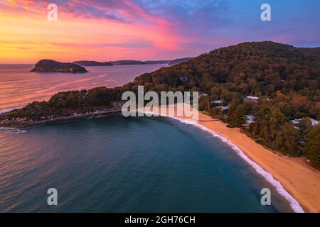 Alba al mare con cielo pieno di nuvole da Pearl Beach sulla costa centrale, NSW, Australia. Foto Stock