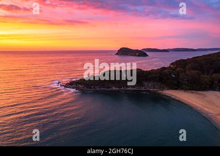 Alba al mare con cielo pieno di nuvole da Pearl Beach sulla costa centrale, NSW, Australia. Foto Stock