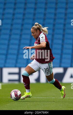 Brighton e Hove, Regno Unito. 05 settembre 2021. Adriana Leon del West Ham United Women durante la partita fa Women's Super League 1 tra Brighton & Hove Albion Women e West Ham United Women all'American Express Community Stadium di Brighton and Hove, Inghilterra, il 5 settembre 2021. Foto di Carlton Myrie. Solo per uso editoriale, licenza richiesta per uso commerciale. Nessun utilizzo nelle scommesse, nei giochi o nelle pubblicazioni di un singolo club/campionato/giocatore. Credit: UK Sports Pics Ltd/Alamy Live News Foto Stock