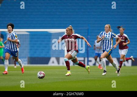 Brighton e Hove, Regno Unito. 05 settembre 2021. Adriana Leon del West Ham United Women dribbling durante la partita fa Women's Super League 1 tra Brighton & Hove Albion Women e West Ham United Women all'American Express Community Stadium di Brighton and Hove, Inghilterra, il 5 settembre 2021. Foto di Carlton Myrie. Solo per uso editoriale, licenza richiesta per uso commerciale. Nessun utilizzo nelle scommesse, nei giochi o nelle pubblicazioni di un singolo club/campionato/giocatore. Credit: UK Sports Pics Ltd/Alamy Live News Foto Stock