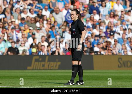 Brighton e Hove, Regno Unito. 05 settembre 2021. Arbitro, Emily Heaslip durante la partita fa Women's Super League 1 tra Brighton & Hove Albion Women e West Ham United Women all'American Express Community Stadium, Brighton and Hove, Inghilterra, il 5 settembre 2021. Foto di Carlton Myrie. Solo per uso editoriale, licenza richiesta per uso commerciale. Nessun utilizzo nelle scommesse, nei giochi o nelle pubblicazioni di un singolo club/campionato/giocatore. Credit: UK Sports Pics Ltd/Alamy Live News Foto Stock