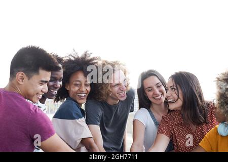 Copia spazio ritratto di un amico di diverse etnie impilare mano e guardare l'un l'altro. Gruppo di persone che si divertono e festeggiano Foto Stock