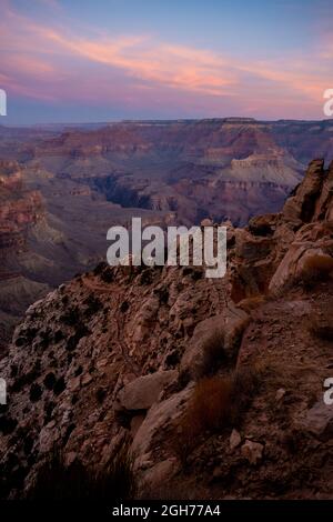 Gli escursionisti guardano fuori da Ooh Ahh Point lungo il sentiero Sud Kaibab all'alba Foto Stock