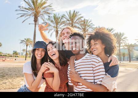 Gruppo di persone caucasiche e afroamericane che hanno un buon tempo insieme. Concetto di uguaglianza, gara mista, giovani amici, studenti. Foto Stock