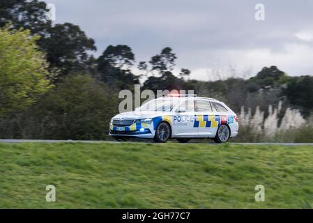 Macchina di polizia Skoda sulla strada a Tauranga, NZ. Foto Stock