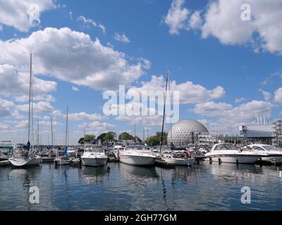 Toronto, Canada - 5 settembre 2021: Il parco Ontario Place sul lungomare di Toronto include una cupola geodetica per vedere il cinema IMAX e un porticciolo. Foto Stock