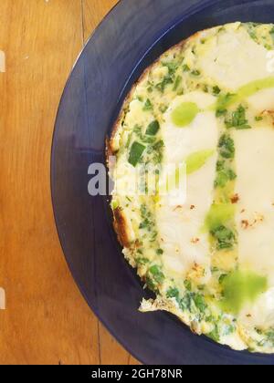 Coriandolo e Jalapeno Chili Omelet Foto Stock