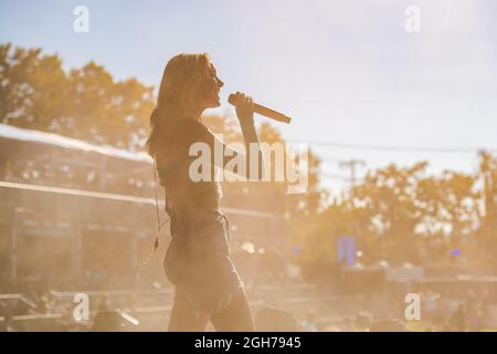 Olivia o'Brien si esibisce durante il giorno 2 del BottleRock Napa Valley Festival 2021 il 4 settembre 2021 a Napa, California. Foto: Chris Tuite/imageSPACE Foto Stock