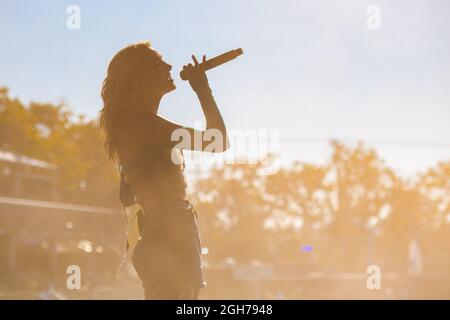 Olivia o'Brien si esibisce durante il giorno 2 del BottleRock Napa Valley Festival 2021 il 4 settembre 2021 a Napa, California. Foto: Chris Tuite/imageSPACE Foto Stock