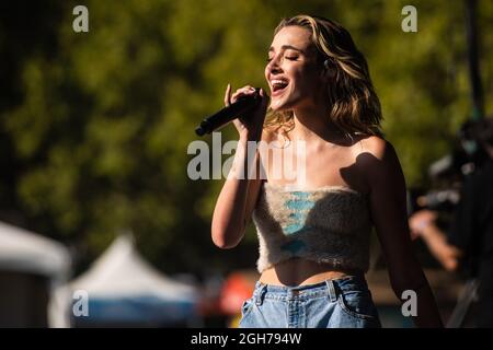 Olivia o'Brien si esibisce durante il giorno 2 del BottleRock Napa Valley Festival 2021 il 4 settembre 2021 a Napa, California. Foto: Chris Tuite/imageSPACE Foto Stock