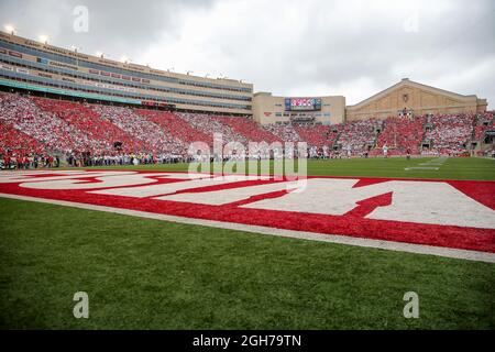 Madison, WISCONSIN, Stati Uniti. 4 settembre 2021. I distintivi del Wisconsin Red-White Stripe fuori gioco della partita di football dell'NCAA tra i leoni della Penn state Nittany e i distintivi del Wisconsin al Camp Randall Stadium di Madison, WISCONSIN. Darren Lee/CSM/Alamy Live News Foto Stock