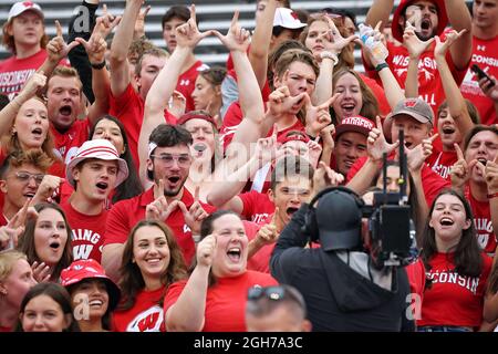 Madison, WISCONSIN, Stati Uniti. 4 settembre 2021. I tifosi del Wisconsin Badger premitano la partita di football dell'NCAA tra i Penn state Nittany Lions e i distintivi del Wisconsin al Camp Randall Stadium di Madison, WISCONSIN. Darren Lee/CSM/Alamy Live News Foto Stock